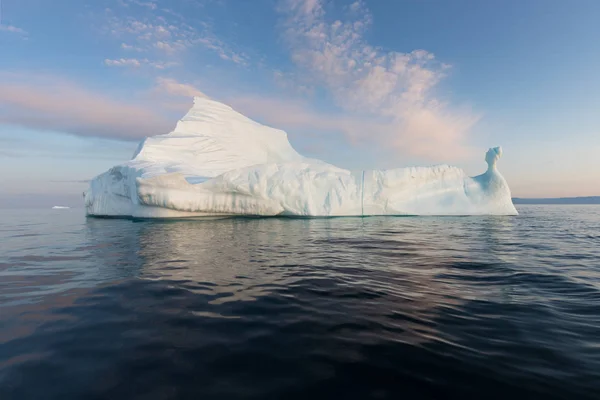 Gün Batımında Ilginç Mavi Bir Gökyüzü Altında Fotojenik Karmaşık Buzdağı — Stok fotoğraf