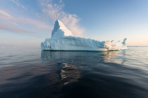 Iceberg Fotogênico Intrincado Sob Céu Interessante Azul Durante Pôr Sol — Fotografia de Stock