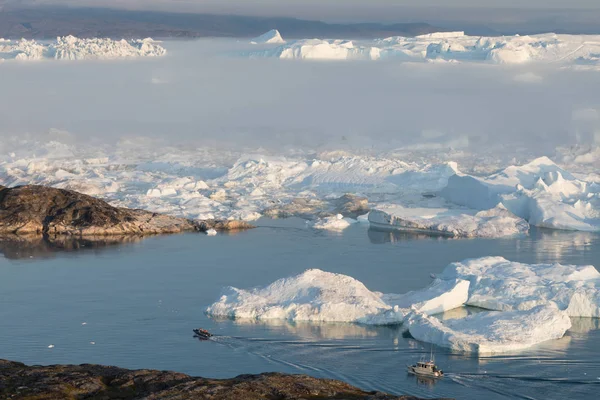 Iceberg Fotogénico Intrincado Bajo Cielo Interesante Azul Durante Puesta Del — Foto de Stock