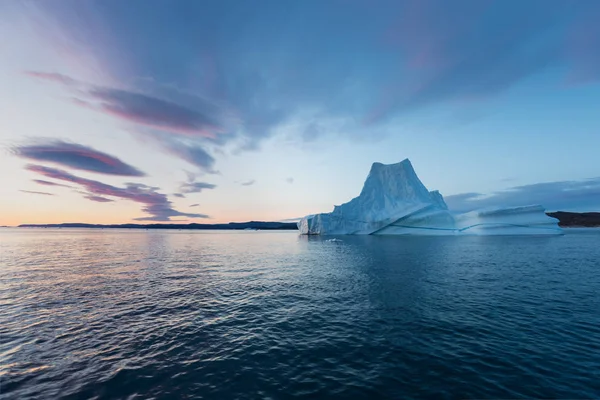 Iceberg Fotogénico Intrincado Bajo Cielo Interesante Azul Durante Puesta Del —  Fotos de Stock