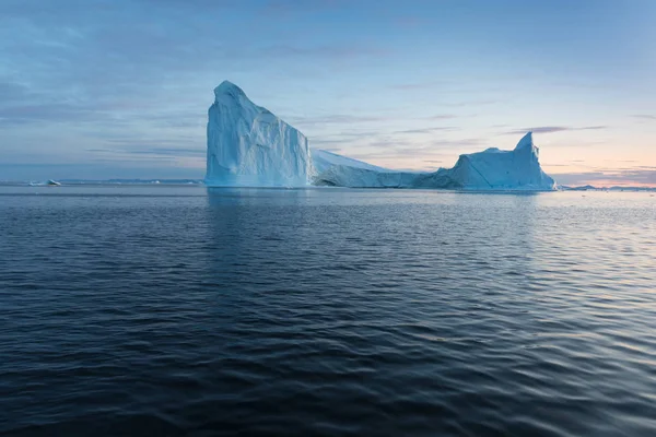 Iceberg Fotogênico Intrincado Sob Céu Interessante Azul Durante Pôr Sol — Fotografia de Stock