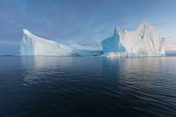 Fotogenická Spletitá Ledová Hora Pod Zajímavou Modrou Oblohou Během Západu — Stock fotografie