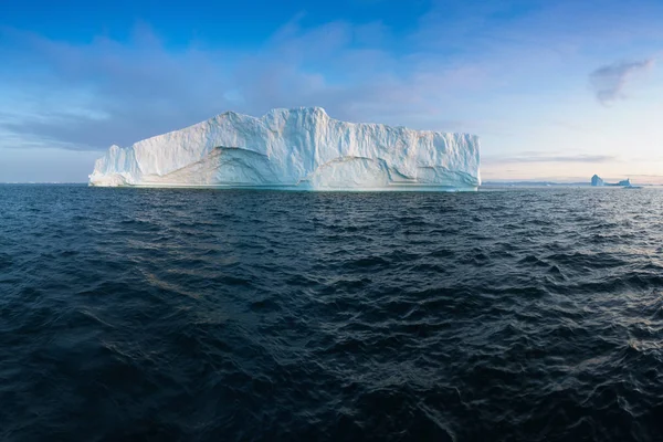 Iceberg Fotogénico Intrincado Bajo Cielo Interesante Azul Durante Puesta Del — Foto de Stock