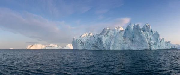 Iceberg Fotogênico Intrincado Sob Céu Interessante Azul Durante Pôr Sol — Fotografia de Stock