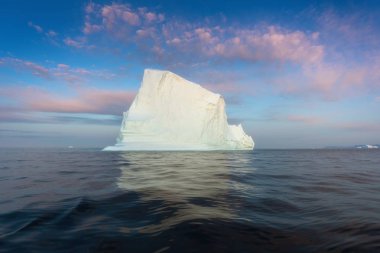 Ilulissat yakınlarındaki Icefjord 'un ağzındaki siste mahsur kalmış buzdağları. Grönland 'ın doğa ve manzaraları. Gemide buzların arasında seyahat et. Küresel ısınma fenomeni. Gün batımında sahil. 