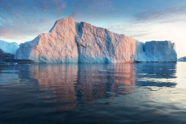 Ilulissat yakınlarındaki Icefjord 'un ağzındaki siste mahsur kalmış buzdağları. Grönland 'ın doğa ve manzaraları. Gemide buzların arasında seyahat et. Küresel ısınma fenomeni. Gün batımında sahil. 