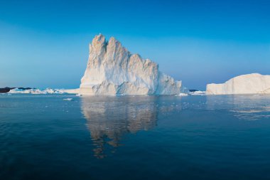 Ilulissat yakınlarındaki Icefjord 'un ağzındaki siste mahsur kalmış buzdağları. Grönland 'ın doğa ve manzaraları. Gemide buzların arasında seyahat et. Küresel ısınma fenomeni. Gün batımında sahil. 