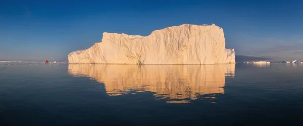 Κρυμμένα Παγόβουνα Στην Ομίχλη Στις Εκβολές Του Icefjord Κοντά Στο — Φωτογραφία Αρχείου