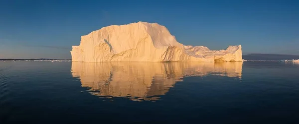Megrekedt Jéghegyek Ködben Ilulissat Melletti Jégkord Torkolatánál Grönland Természete Tájai — Stock Fotó