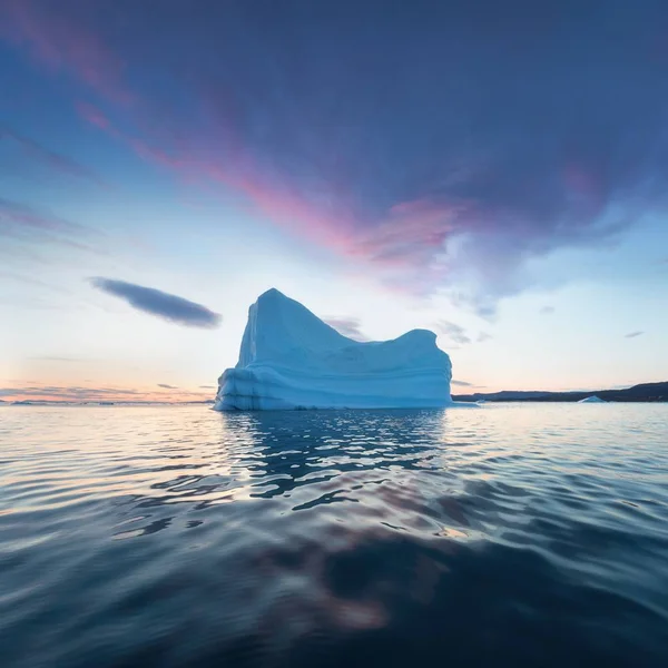 在Ilulissat附近的Icefjord河口的雾中出现了搁浅的冰山 格陵兰的自然和地貌 坐着船在冰块间穿梭 全球变暖的现象 日落中的海岸 — 图库照片
