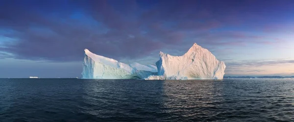 在Ilulissat附近的Icefjord河口的雾中出现了搁浅的冰山 格陵兰的自然和地貌 坐着船在冰块间穿梭 全球变暖的现象 日落中的海岸 — 图库照片