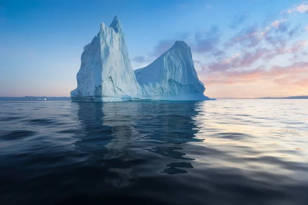 Icebergs Varados Niebla Boca Del Fiordo Helado Cerca Ilulissat Naturaleza —  Fotos de Stock