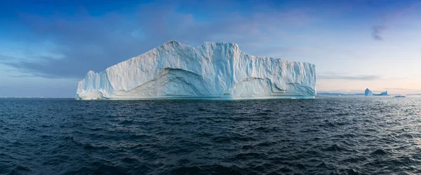 Ilulissat Icefjord 입구에 빙산이 흩어져 있었습니다 그린란드의 사이로 여행하라 온난화의 — 스톡 사진
