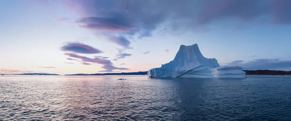 Megrekedt Jéghegyek Ködben Ilulissat Melletti Jégkord Torkolatánál Grönland Természete Tájai — Stock Fotó