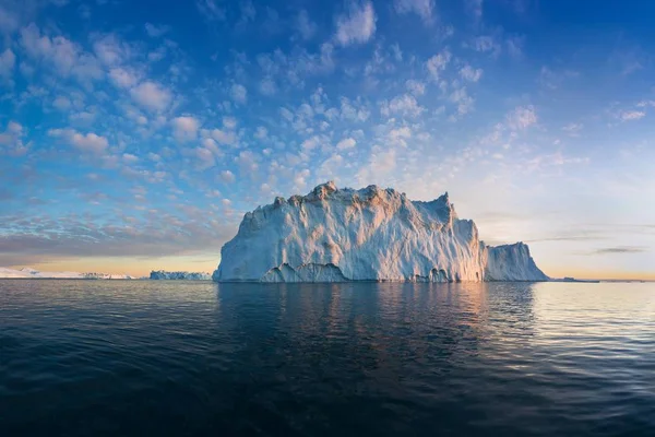 Iceberg Incagliati Nella Nebbia Alla Foce Dell Icefjord Vicino Ilulissat — Foto Stock