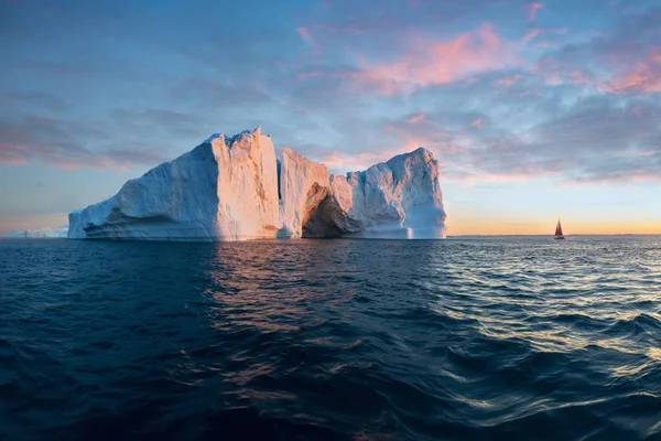Ilulissat Yakınlarındaki Icefjord Ağzındaki Siste Mahsur Kalmış Buzdağları Grönland Doğa — Stok fotoğraf