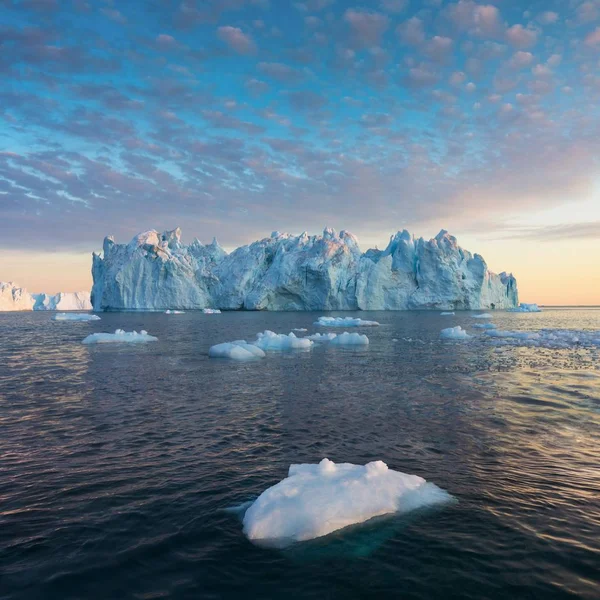 Osadzone Góry Lodowe Mgle Ujścia Fiordu Lodowego Pobliżu Ilulissat Natura — Zdjęcie stockowe