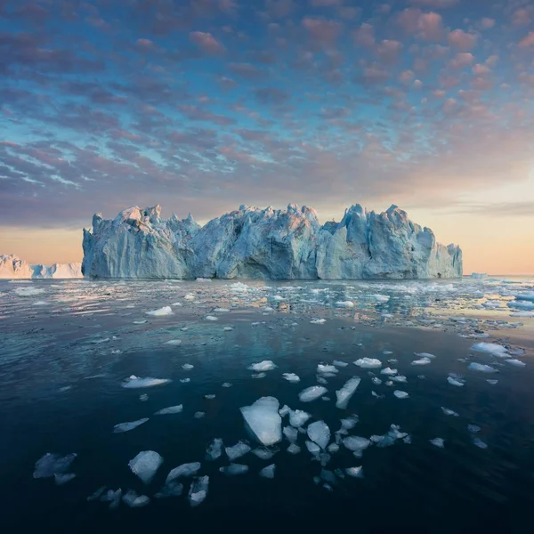 在Ilulissat附近的Icefjord河口的雾中出现了搁浅的冰山 格陵兰的自然和地貌 坐着船在冰块间穿梭 全球变暖的现象 日落中的海岸 — 图库照片