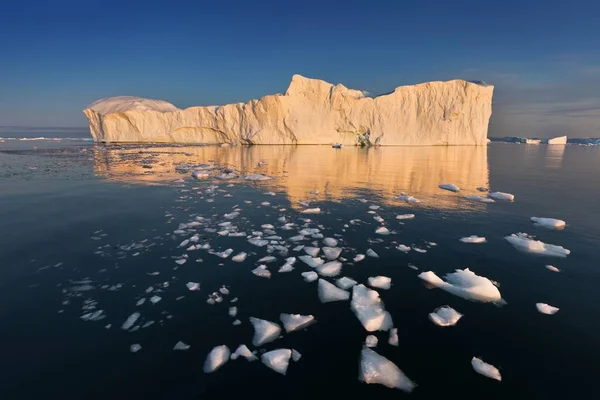 Icebergs Varados Niebla Boca Del Fiordo Helado Cerca Ilulissat Naturaleza — Foto de Stock
