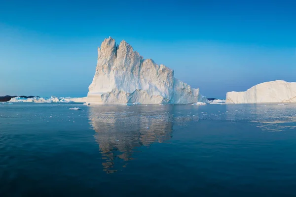 Gestrande Ijsbergen Mist Bij Monding Van Ijszee Bij Ilulissat Natuur — Stockfoto