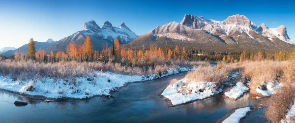 Rocky Dağları, sonbahar günü Kanada 'daki Jasper Ulusal Parkı' nda. Alberta Canada Manzarası Jasper Ulusal Parkı 'nda, Buz Tarlaları Parkı yakınında.