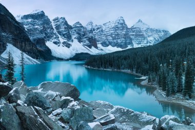 Banff Ulusal Parkı 'ndaki Moraine Gölü' nde ilk kar sabahı Alberta Kanada karlı kış gölü kış atmosferini kapladı. Güzel arkaplan fotoğrafı
