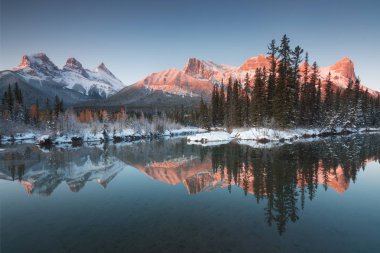 Rocky Dağları, sonbahar günü Kanada 'daki Jasper Ulusal Parkı' nda. Alberta Canada Manzarası Jasper Ulusal Parkı 'nda, Buz Tarlaları Parkı yakınında.