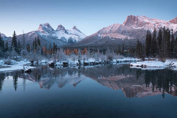 캐나다 산맥의 재스퍼 캐나다의 앨버타 재스퍼 공원의 파크웨이 — 스톡 사진