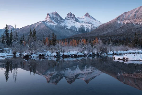 Rocky Dağları, sonbahar günü Kanada 'daki Jasper Ulusal Parkı' nda. Alberta Canada Manzarası Jasper Ulusal Parkı 'nda, Buz Tarlaları Parkı yakınında.