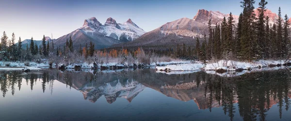 Rocky Dağları, sonbahar günü Kanada 'daki Jasper Ulusal Parkı' nda. Alberta Canada Manzarası Jasper Ulusal Parkı 'nda, Buz Tarlaları Parkı yakınında.