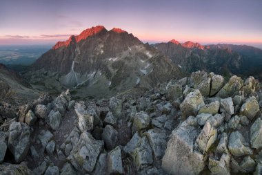Slovakya 'daki High Tatras dağlarında günbatımı milli parkı. Dağların manzaralı görüntüsü. Carpathian dağları üzerinde gün doğumu. Harika bir manzara. Doğanın resimli görüntüsü. İnanılmaz doğal Arkaplan
