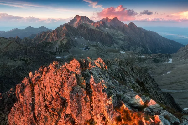 高タトラ山脈の日没スロバキアの国立公園 山の風景画 カルパチア山脈の上の日の出 素晴らしい風景 自然の絵のような景色 素晴らしい自然背景 — ストック写真