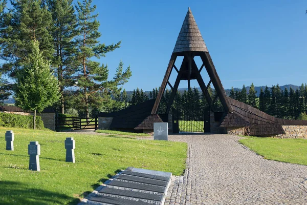 Cementerio Militar Alemán Otoño Con Montañas Fondo Muchas Tumbas Soldados —  Fotos de Stock