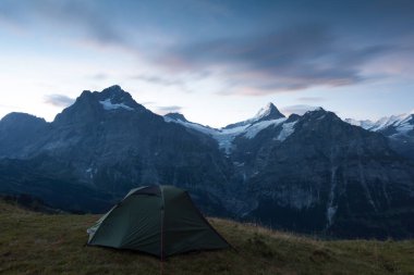 Güneş doğarken Mont Blanc 'ın manzarası. Popüler turist eğlencesi. Resimli ve muhteşem bir sahne. Doğa koruma alanı Aiguilles Rouges, Graian Alpleri, Fransa, Avrupa. Güzellik dünyası.
