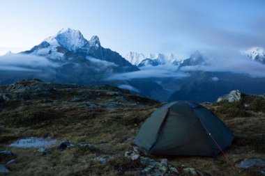 Güneş doğarken Mont Blanc 'ın manzarası. Popüler turist eğlencesi. Resimli ve muhteşem bir sahne. Doğa koruma alanı Aiguilles Rouges, Graian Alpleri, Fransa, Avrupa. Güzellik dünyası.
