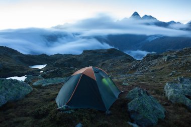 Güneş doğarken Mont Blanc 'ın manzarası. Popüler turist eğlencesi. Resimli ve muhteşem bir sahne. Doğa koruma alanı Aiguilles Rouges, Graian Alpleri, Fransa, Avrupa. Güzellik dünyası.