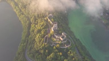 Güney Moravya bölgesindeki Bitov Ortaçağ şatosu, Çek Cumhuriyeti, Avrupa 'nın şaşırtıcı gündoğumu sırasında. Hava aracı görüntüsü. Yaz ya da sonbahar zamanı. Sisli ve güneşli atmosfer.