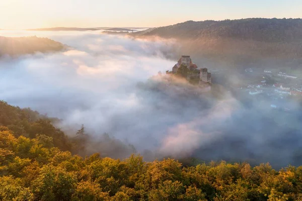 素晴らしい日の出 チェコ共和国 ヨーロッパの南モラヴィア地域のビトフ中世の城 空中ドローンビュー 夏か秋の時間 霧と日当たりの良い雰囲気 — ストック写真