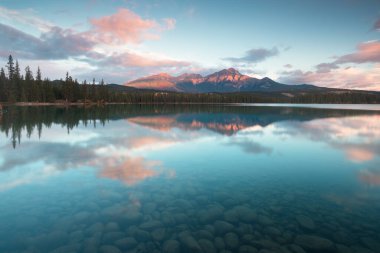 Jasper NP Rocky Dağları 'ndaki dağ manzarası bir sonbahar günü Jasper Ulusal Parkı Kanada Kayalıkları' nda. Alberta Canada Manzarası Jasper Ulusal Parkı 'nda, Buz Tarlaları Parkı yakınında..