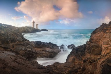 Gün batımında Petit Minou Deniz Feneri 'nde kırmızı ışık, Brest, Fransa' nın Brittany 'deki Petit Minou Deniz Feneri manzaralı. Fransa kıyı şeridinde yaz mevsimi. Avrupa 'nın en popüler deniz feneri..