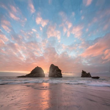 Sahil Denizi. Gün batımı. Vahşi kaya plajı. Doğal kaya oluşumu. Yaz denizi üzerinde kızıl güneş. Yaz denizi üzerinde mavi bir gökyüzünde bulut. Koh Tao 'daki dağlar, Tayland