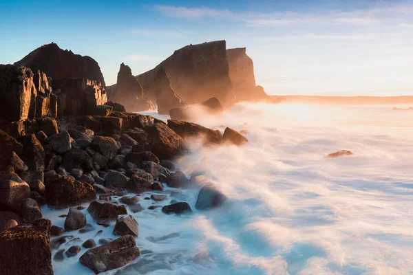 Жорстке Ісландське Узбережжя Великими Хвилями Вдаряє Чорні Скелі Південно Західній — стокове фото