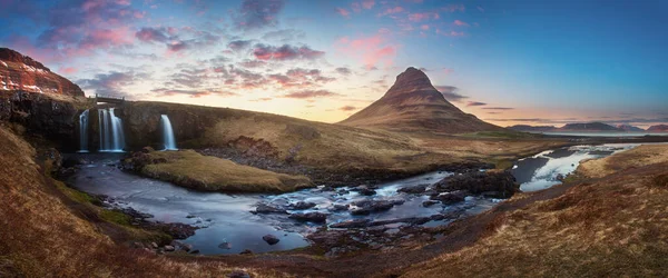 İzlanda 'nın manzaralı görüntüsü. Gün batımında Kirkjufell Şelalesi 'yle Kirkjufell Dağı' nın muhteşem manzarası. Harika doğa manzarası. Popüler seyahat merkezleri. Vahşi bölgenin resmi.