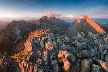 Gün batımında peri masalı dağlarının manzarası. High Tatras parkındaki bir dağın üzerinden gün doğumu. Slovakya, Avrupa. Muhteşem sonbahar manzarası. Doğanın resimli görüntüsü İnanılmaz doğal arkaplan