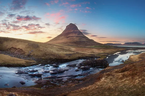 Szcenikus Kép Izlandról Nagyszerű Kilátás Híres Mount Kirkjufell Kirkjufell Vízesés — Stock Fotó