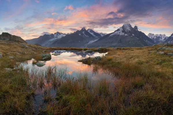 Monte Rainier Torres Sobre Montanhas Circundantes Sentado Uma Elevação 411 — Fotografia de Stock