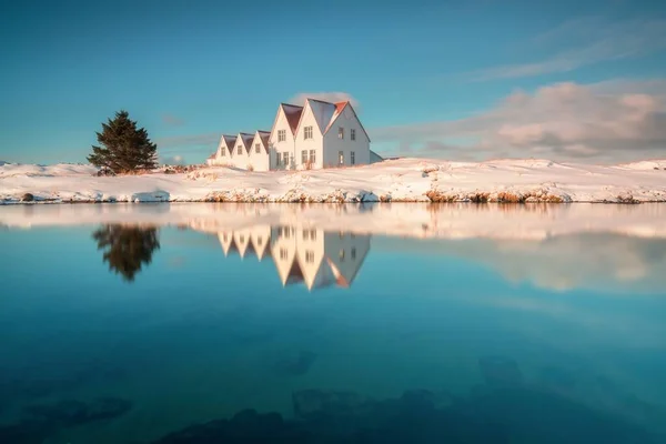 Типовий Вид Будинки Грифом Ісландській Сільській Місцевості Драматичний Літній Схід — стокове фото