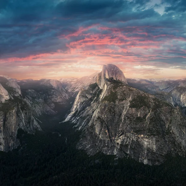 Scenic Beeld Van Sprookjesachtige Bergen Tijdens Zonsondergang Zonsopgang Boven Een — Stockfoto