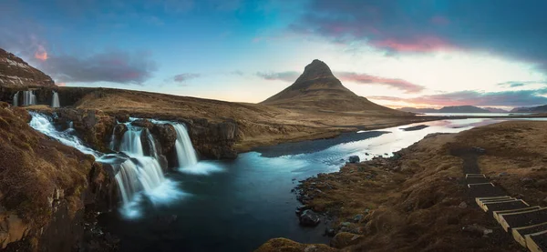 アイスランドの風景写真 有名なカークジュフェル山の素晴らしい景色日没の間にカークジュフェル滝があります 素晴らしい自然景観 人気の旅行先 野生地域の写真 — ストック写真