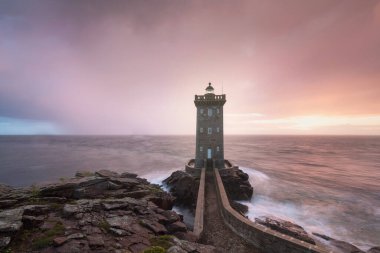 Güzel Kermorvan deniz feneri, Fransa 'nın batısının çoğu, Le Conquet, Bretagne, Fransa' nın kıyı şeridinde fırtınalı hava.